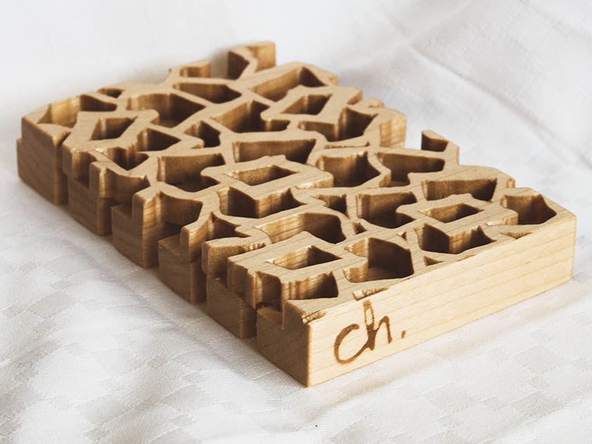 Saippuakukka-alusta koivusta valkosita taustaa vasten.