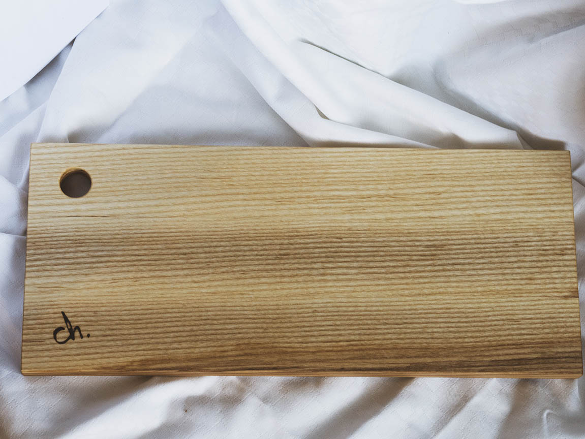 Saarnista valmistettu Saippuakukka-lauta selkäpuolelta valkoista taustaa vasten