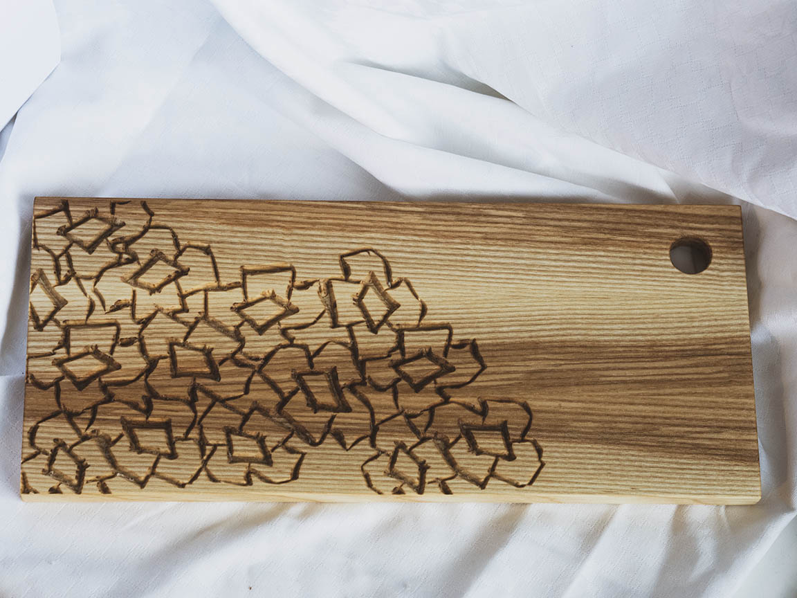 Saarnista valmistettu Saippuakukka-lauta valkoista taustaa vasten