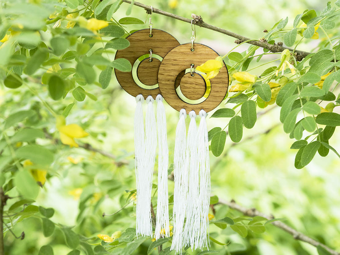 Pyörylä-korvakoru tammesta valkoisilla merinovillahapsuilla