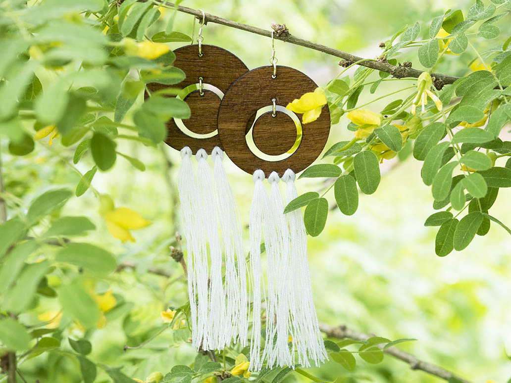 Tiikkinen Pyörylä-korvakoru valkoisilla merinovillahapsuilla