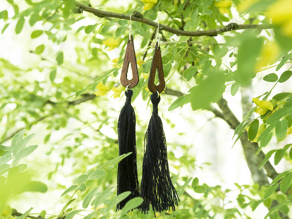 Pisara-korvakoru tiikistä mustalla merinovillatasselilla