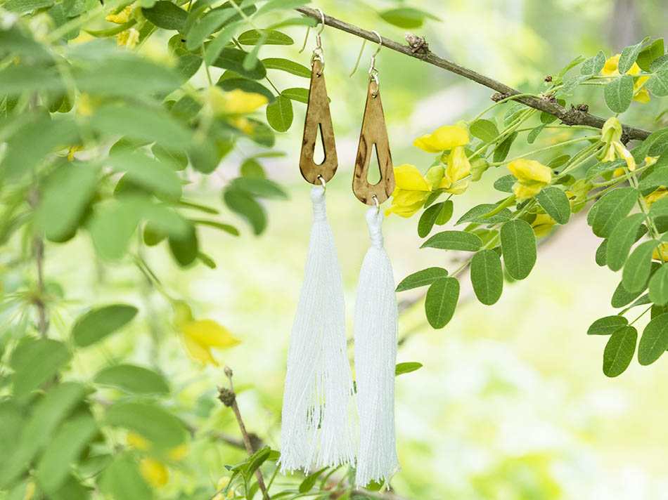 Visakoivuinen Pisara-korvakoru valkoisella merinovillatasselilla