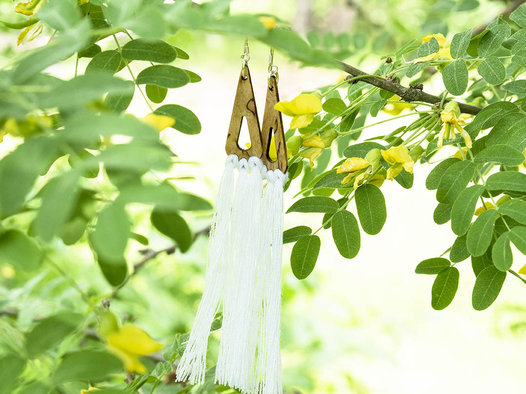 Visakoivuiset Pisara-hapsukorvakoru valkoisilla merinovilla hapsuilla