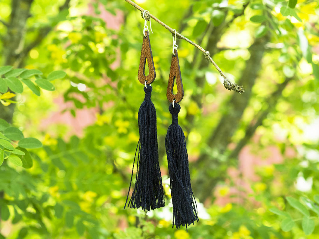 Mahonkinen Pisara-korvakoru mustalla merinovillatasselilla