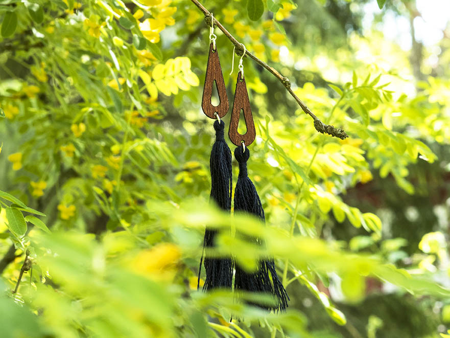 Mahonkinen Pisara-korvakoru mustalla merinovillatasselilla