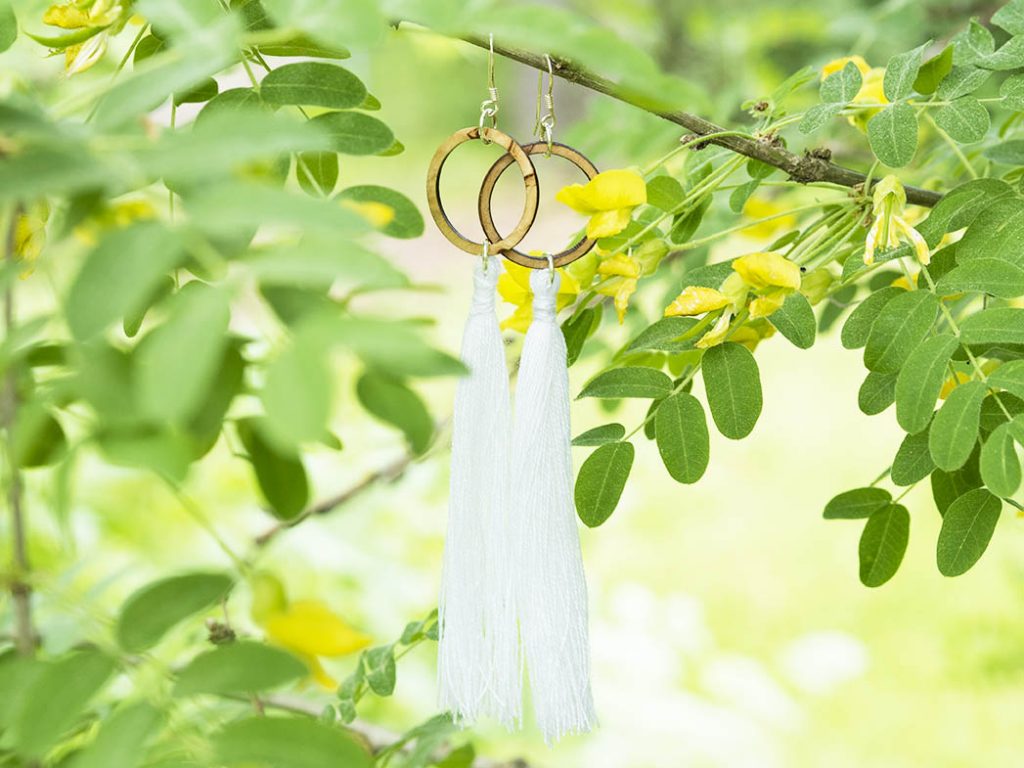 Rinkula-korvakoru visakoivusta valkoisella hapsulla